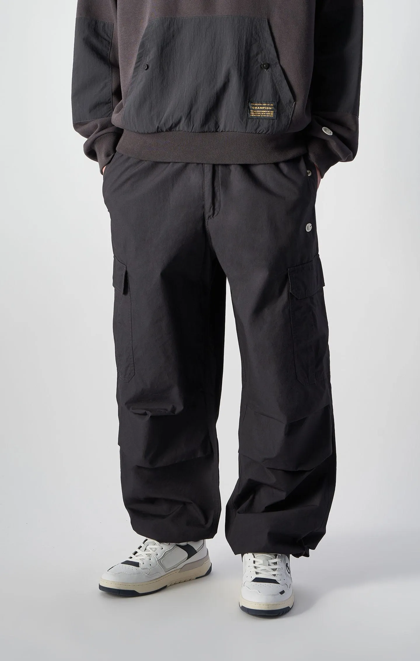 Pantalón de paracaídas con efecto desgastado