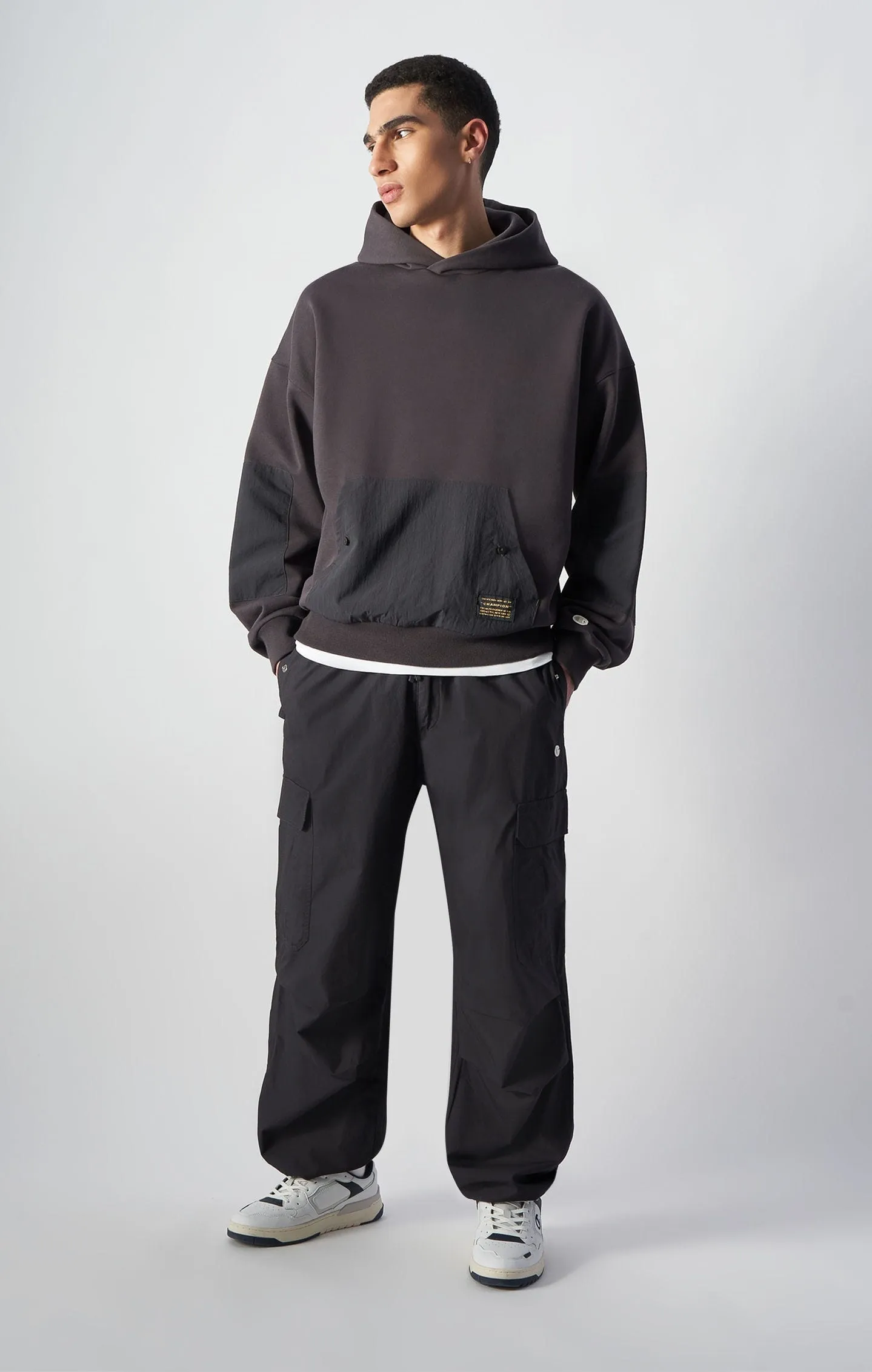 Pantalón de paracaídas con efecto desgastado