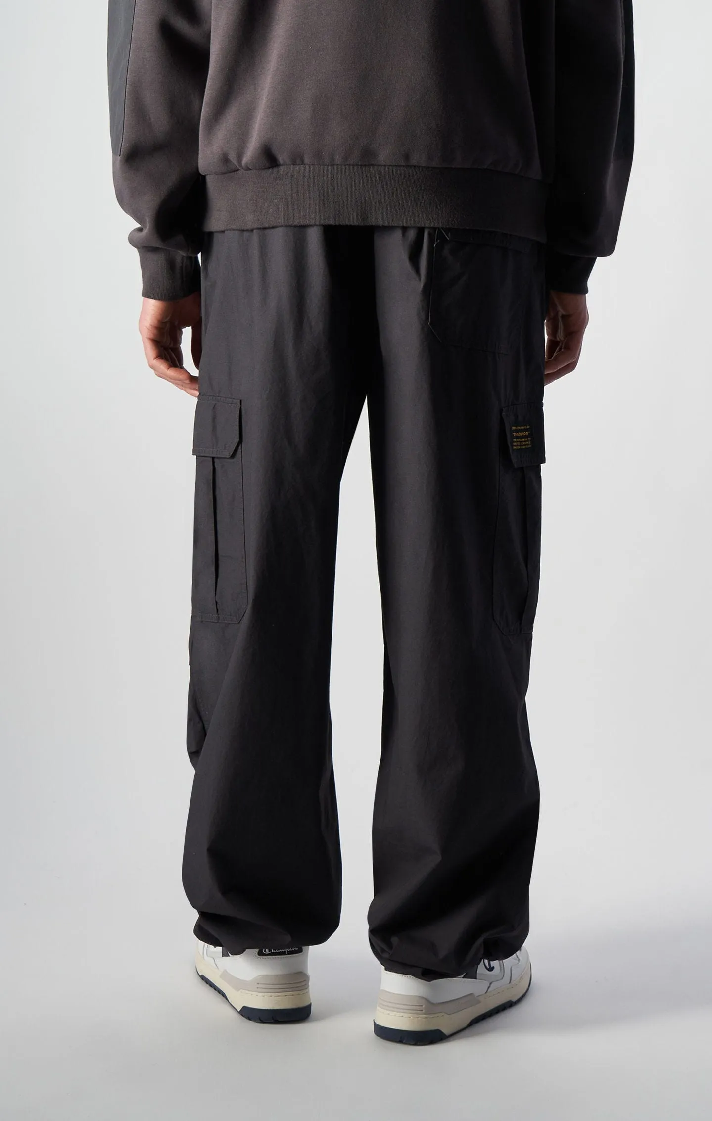 Pantalón de paracaídas con efecto desgastado