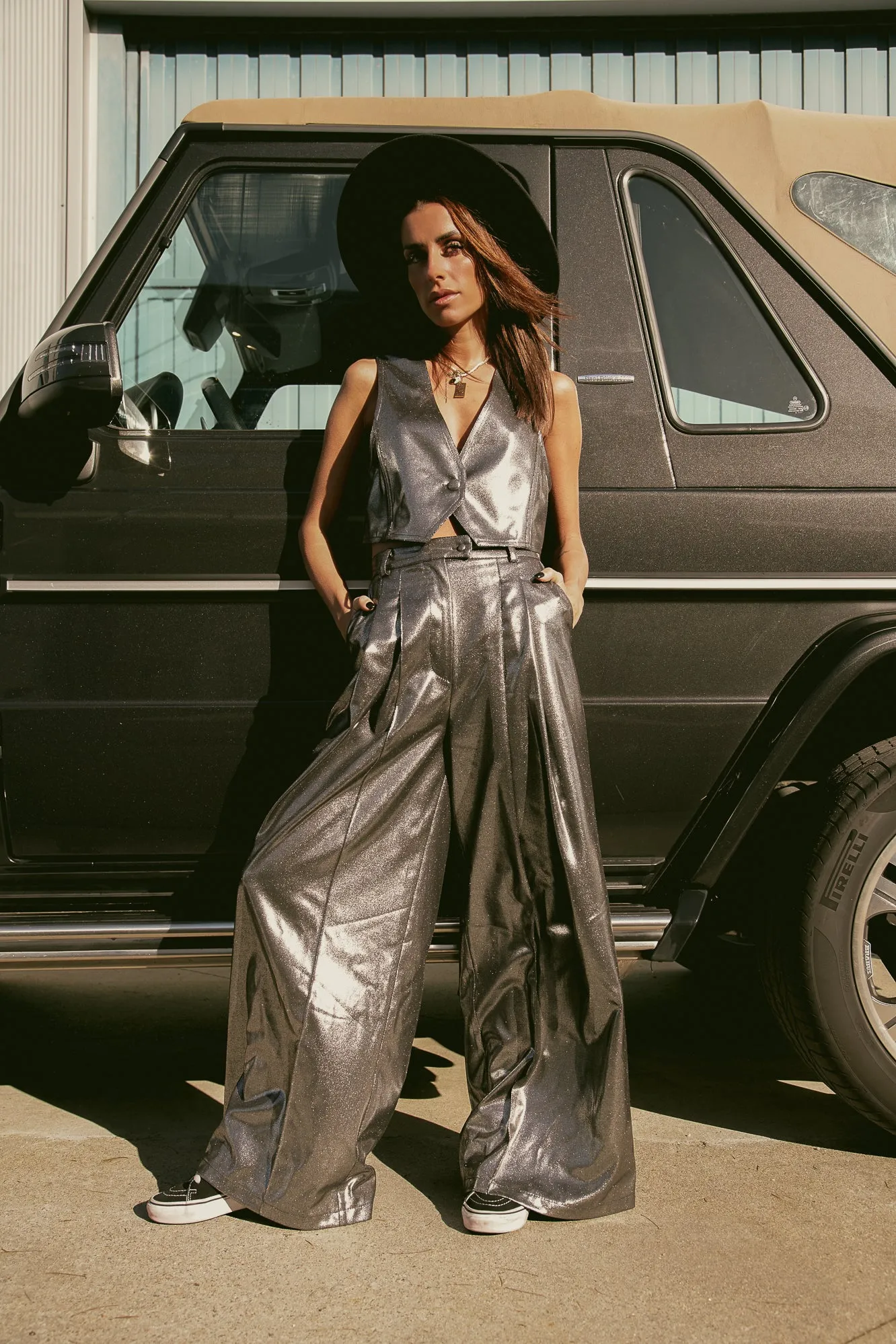 Pantalón wide leg metalizado plateado