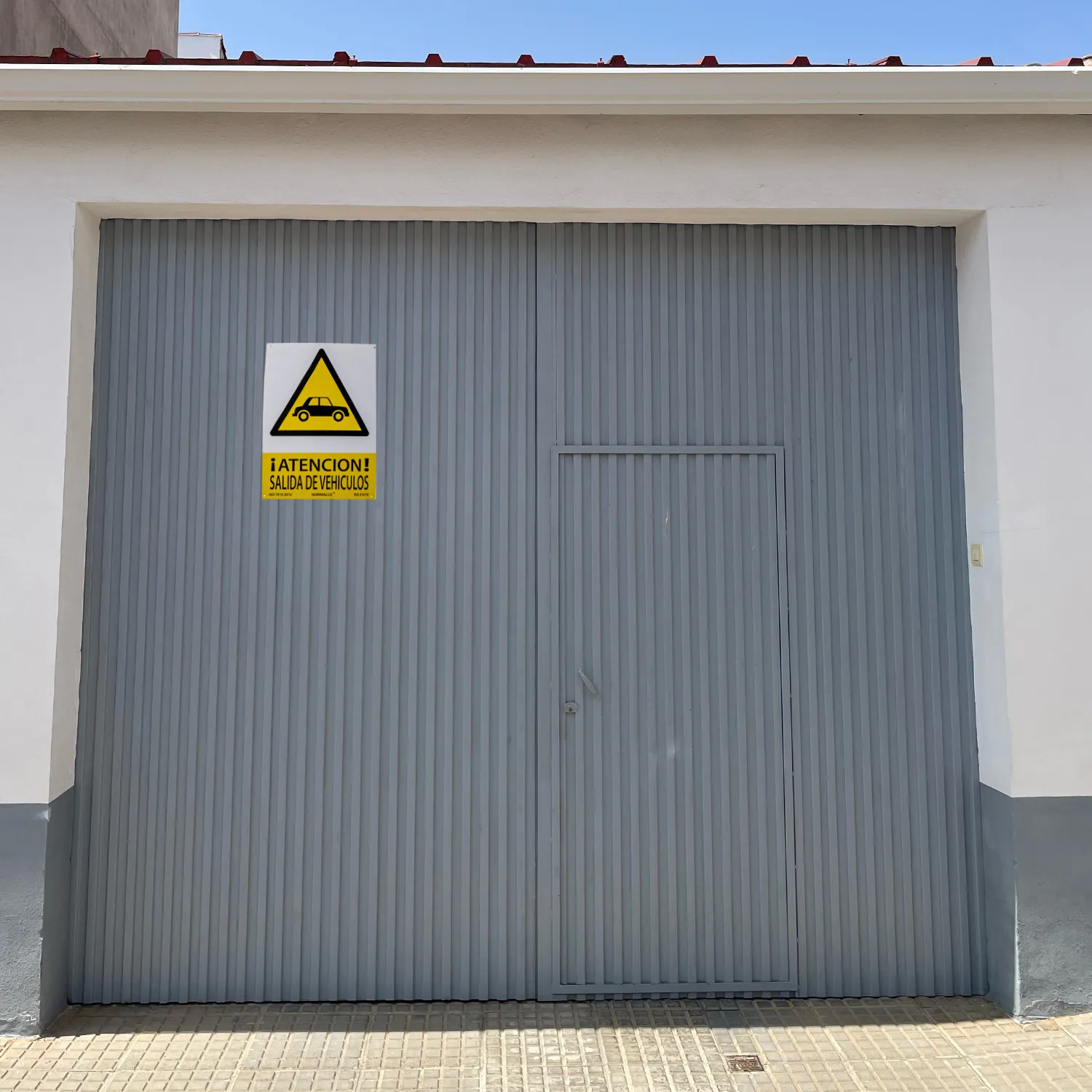 Señal Atencion Salida De Vehiculos PVC 21x30  Amarillo