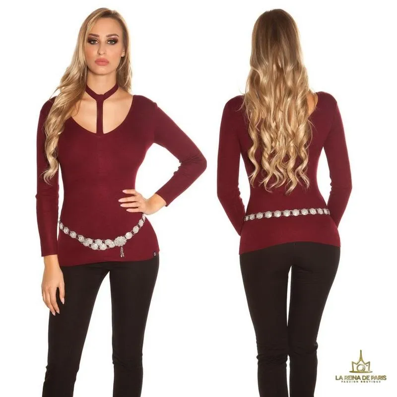 Suéter de moda burdeos con choker 