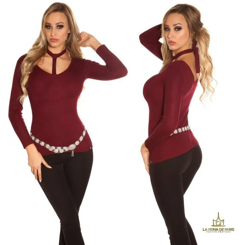 Suéter de moda burdeos con choker 