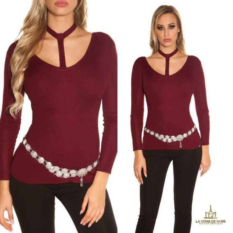 Suéter de moda burdeos con choker 